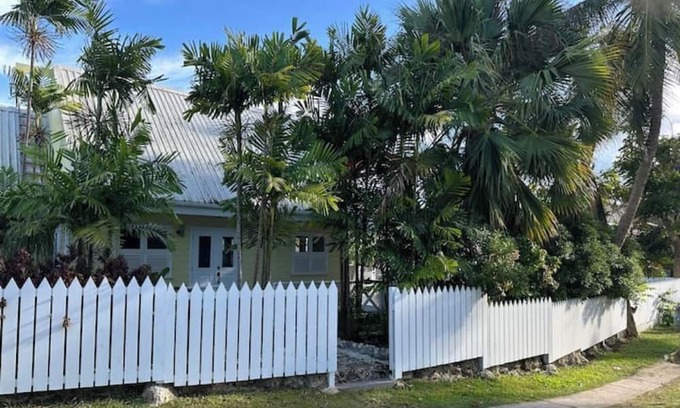 Paynes Bay Cabaña | Lime Cottage 2BR Chattel Villa