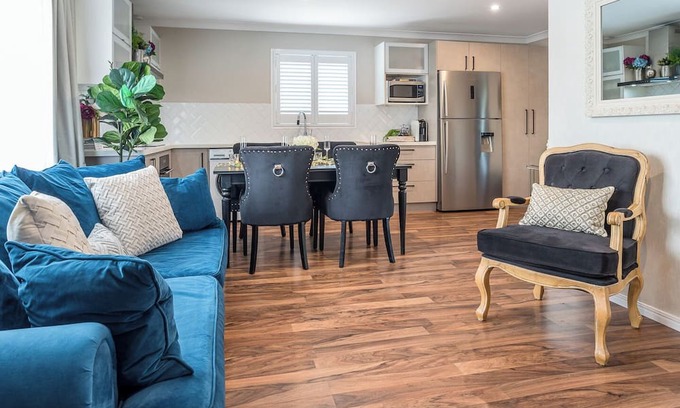 Wynnum West Casa | A Touch of Luxury by the Bay - Modern & Stylish Top Level 3 Bed Guest Suite
