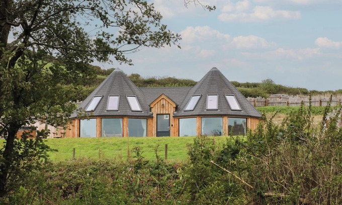 Cribyn Cabaña | TY CRWN - THE ROUNDHOUSE, pet friendly, with hot tub in Lampeter