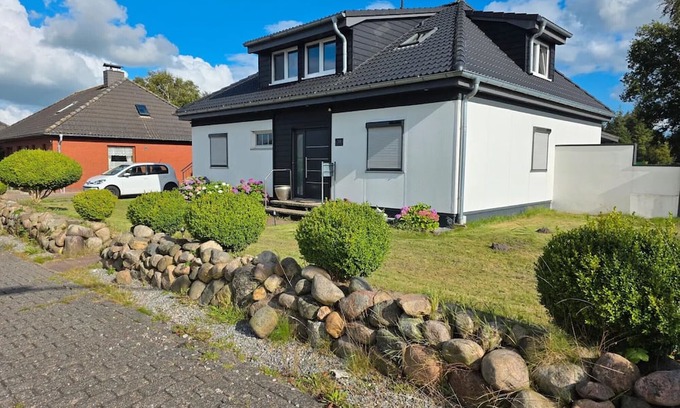Leck Casa | Holiday Home 'Alame' with Shared Terrace, Private Garden and Wi-Fi
