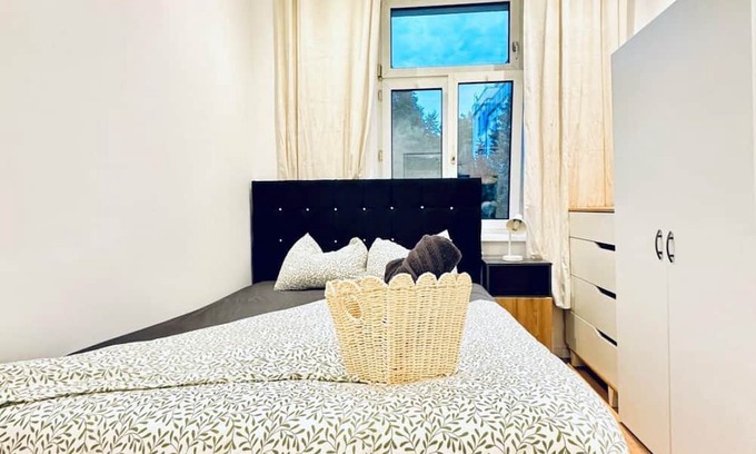 Klosterneuburg Apartamento | Affordable Studio with Kitchen & Private Bath – Central Location