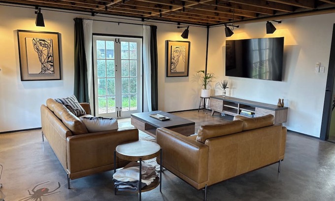 Oatlands Cabaña | The Podium - Modern Cottage - Central Oatlands Accommodation, Tasmania