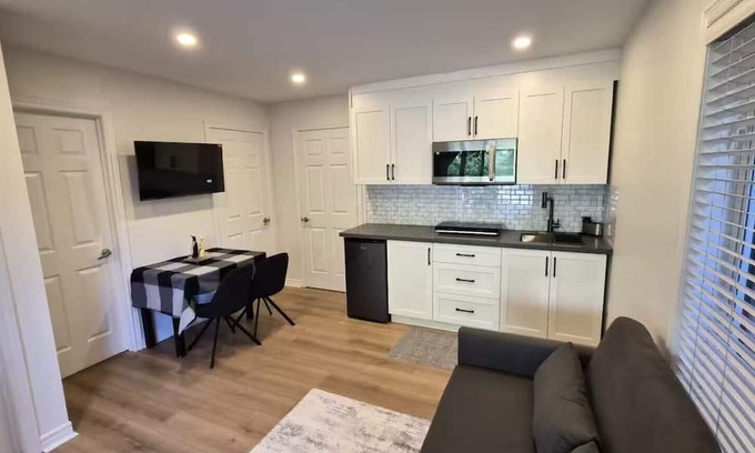 Churchill Meadows Casa | Fully furnished 1-bedroom suite Ground level unit, detached home with patio door