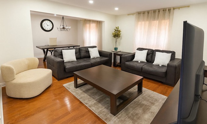 Orangeville Casa | Comfy & Spacious 4BR Family Home w/Patio Made for You! 10 min walk to Hospital
