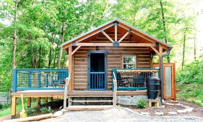 Lupton City Cabina | Relaxing Getaways to Chattanooga, Tennessee, in this Colorful Pet-Friendly Cabin
