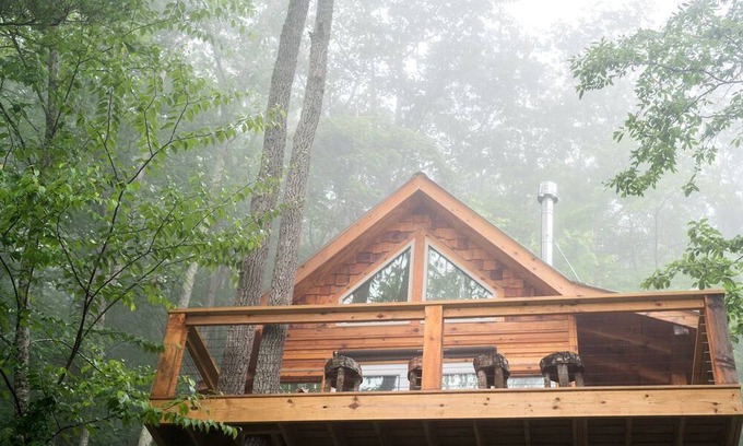 Canton Casa | Stunning Pet-Friendly Treehouse for Relaxing Glamping Retreats in North Carolina