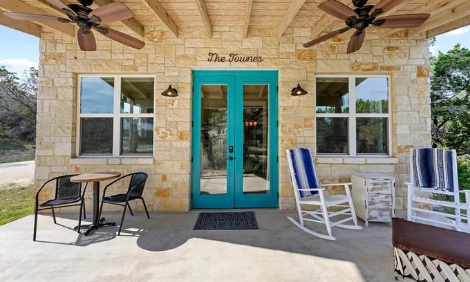 Dripping Springs Cabaña | Cozy Spacious Studio Cottage for a Peaceful Romantic Escape to Texas Hill Country near Dripping Springs, Texas