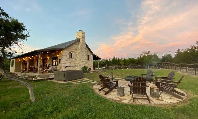 Fredericksburg Cabina | Vacation Cabin Rental with Hot Tub and Fire Pit in Fredericksburg, Texas