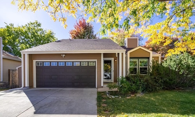 Foothill Green Casa | 10 mins to Red Rocks w/Hot Tub | King Bed | Garage | Fenced Yard