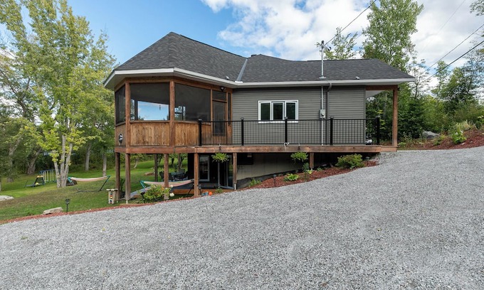 Bouchette Chalet De Esquí | Modern Lakefront Chalet with Games Room, Gym, Wrap Around Balcony & Scenic Views