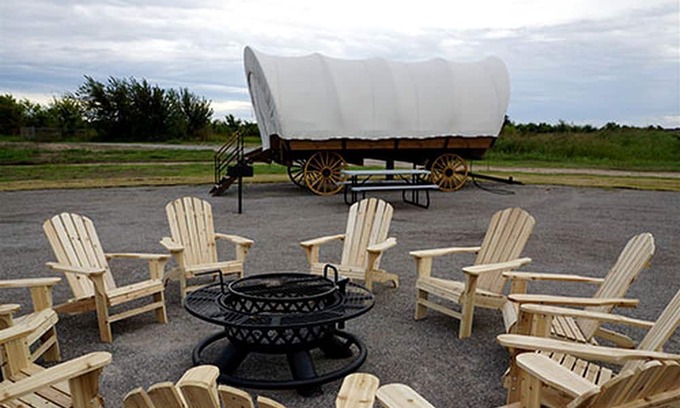 South Oklahoma City Casa | Oklahoma Glamping in this Wonderful Covered Wagon for Family Vacations near Oklahoma City