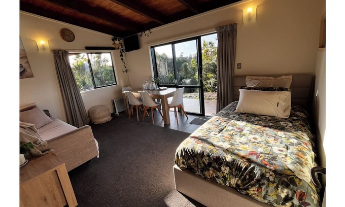 Matakatia Casa | Lovely 3-bedroom bungalow over looking gulf harbour.