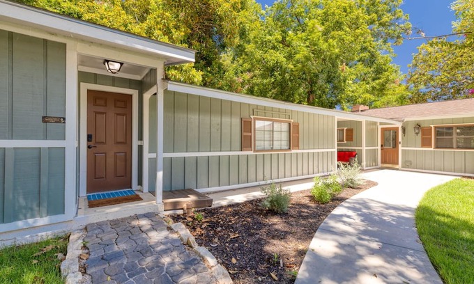 McQueeney Casa | Fun/Relaxing Lake House right on the water in Lake McQueeney!