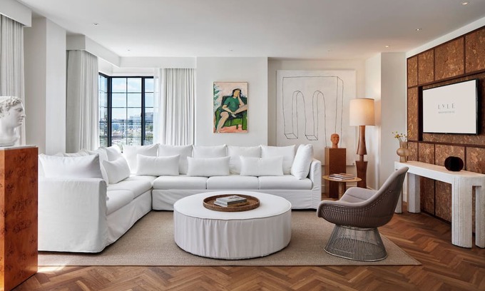 Dupont Circle Hotel | Spacious Room Ideal for Exploring Washington DC