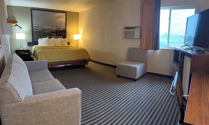 Lexington Hotel | Right off the Interstate, American style Restaurant/Bar Next door & Great Rates!