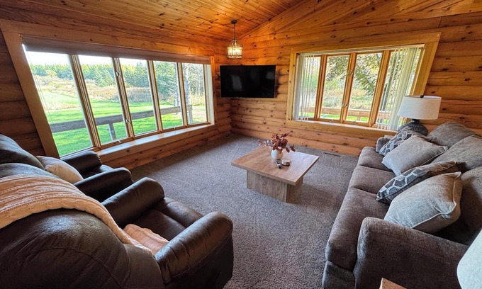 Marshfield Casa | Quiet 2 Bedroom Country Home - Minutes from Marshfield