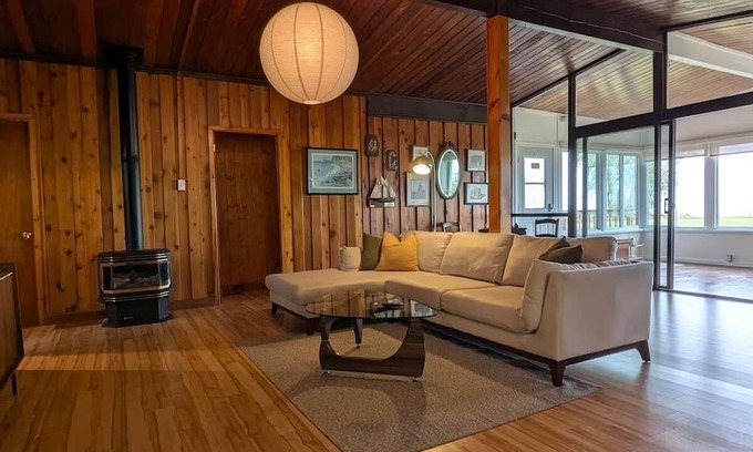 Leamington Cabaña | Cozy Waterfront Cottage – Fishing, Firepit, Wineries, Birdwatching & Views