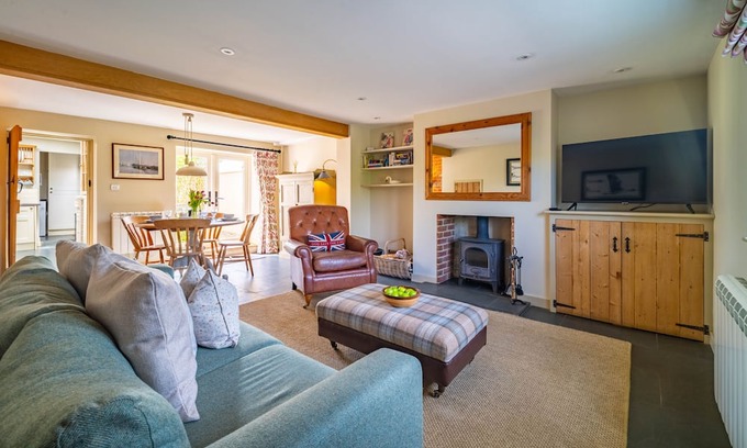 Titchwell Cabaña | Goose Cottage is a beautifully renovated two bedroom brick and flint terrace cottage, with fabulous