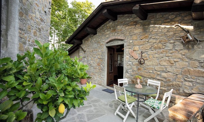 Camporgiano Cabaña | Cozy stone cottage with outdoor hot tub