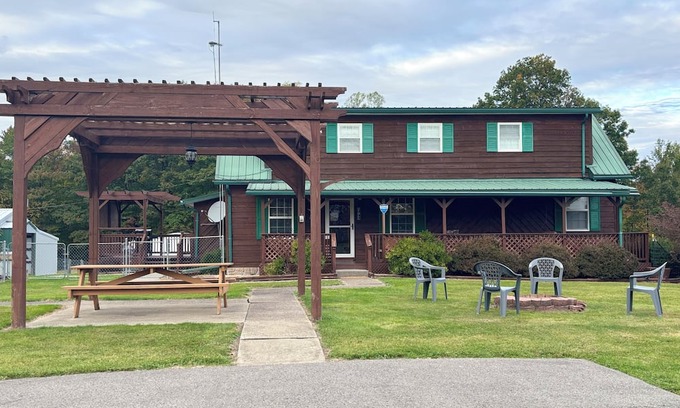 Rock Cave Casa | Mt Ridge Cabin, peaceful and serene! Spacious 4 bedrooms! Hot tub coming soon!