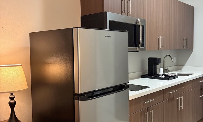 Sulphur Casa | Charming hotel in Sulphur - Double Queen Bedroom with Kitchen