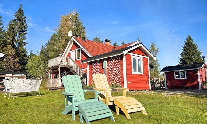 Kolsva Casa | Hus Bubbarsbo - Family vacation home by the lake with garden & canoe in Kolsva