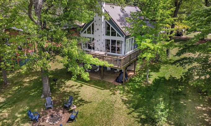 Oxford Casa | Lakefront getaway on beautiful Lake McGinnis, just a short drive from Wisconsin Dells!