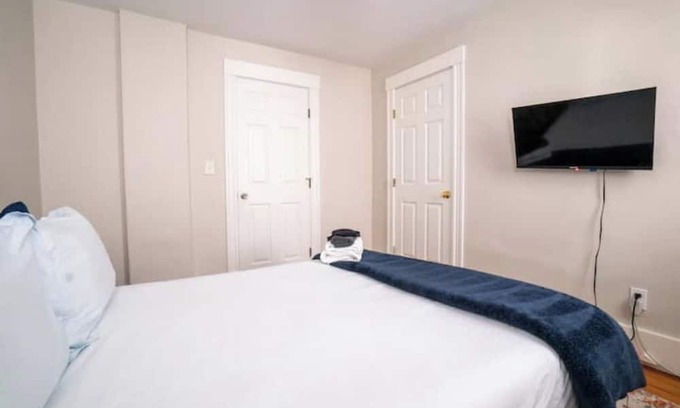 West Lebanon Casa | Walk to Downtown Salem w/Pac-Man & Free Parking!