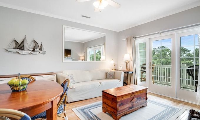 Folly Beach Condominio | 2nd-floor retreat with screened porch, shared pool, WiFi, central AC & elevator