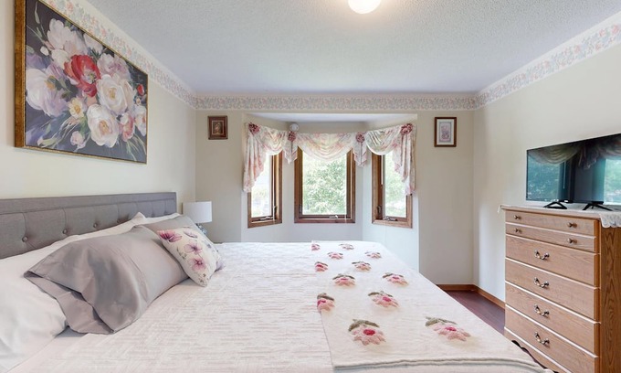 Maplewood Casa | Spacious 5-bedroom house in delightful Saint Paul with large deck and dining