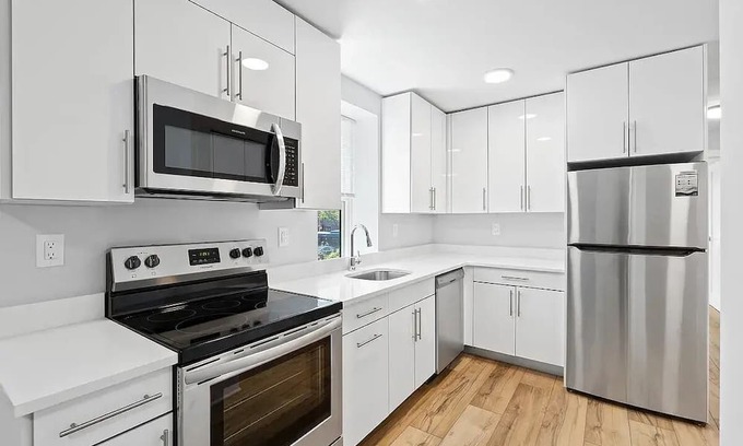 Queens Casa | Building with fitness room and AC in cool Far Rockaway
