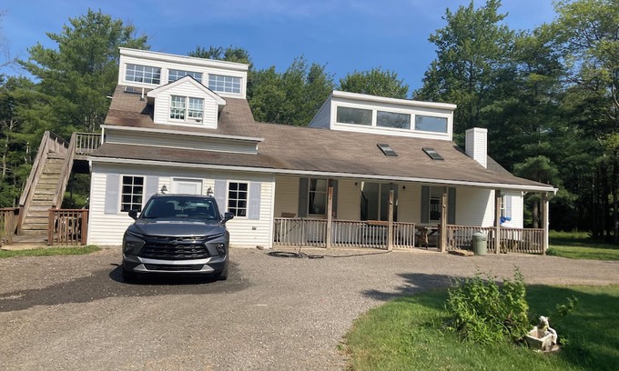 Granville Summit Apartamento | Newly renovated 3-bedroom 2 bath pet friendly unit on Barclay Mountain.