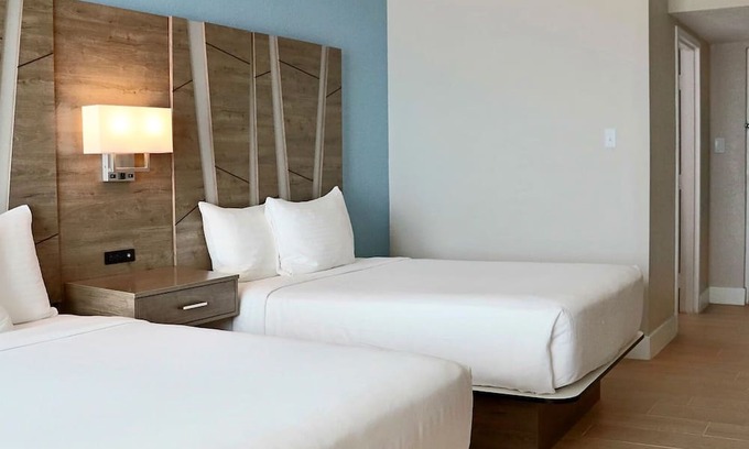 Pinellas Point Hotel | Ideal Family Stay | Adventurous Excursions, Trendy Dining & Beach Escape