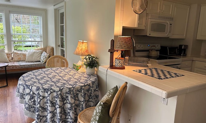 Wilton Cabaña | Enchanting 3-bedroom Cottage in Wilton