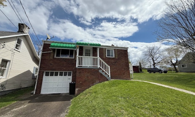 Washington Casa | Charming 2-Bedroom Ranch Style Home With Spacious Backyard in Washington PA