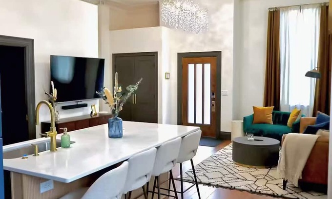 Burlington Apartamento | Luxury Historic 2BD - Modern Comfort Near Downtown, Steps Away from New Bakery