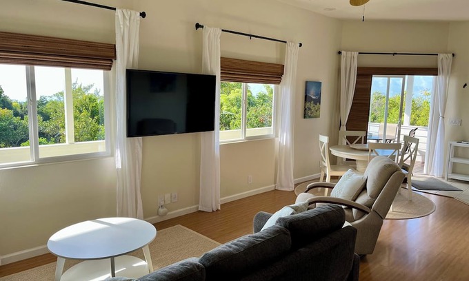 Discovery Harbour Apartamento | Cool studio in Naalehu with ocean views