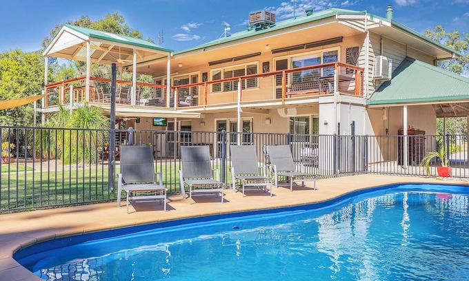 Wharparilla Casa | Paro's Landing Murray Riverfront Holiday Property Echuca & Private boat mooring.