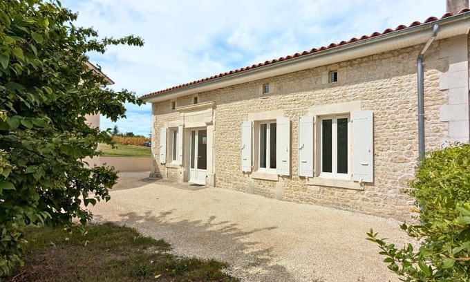 Challignac Cabaña | Casa charente renovada con jardín privado y estacionamiento