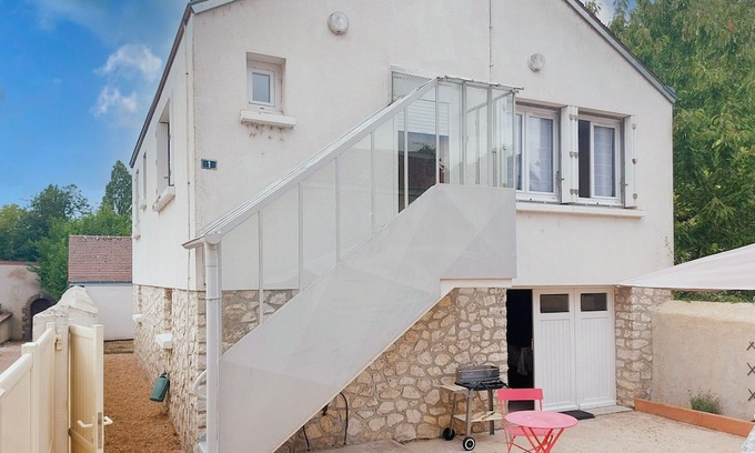 Cloyes-sur-le-Loir Cabaña | Gîte Saint Lubin: Confort familiar y encanto local