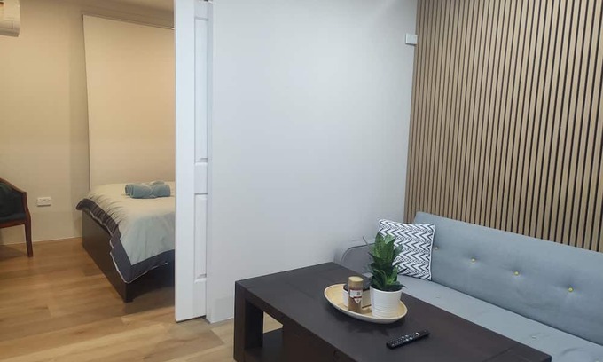 Jamboree Heights Apartamento | Private Guest Studio with Ensuite for Long Short Stay