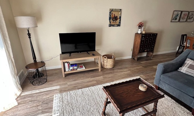 Monmouth Apartamento | Charming, walkable triplex - no cleaning fee!