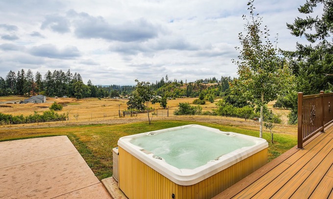 Thurston Casa | 10 Mi to Eugene: Countryside Home w/Mtn Views!