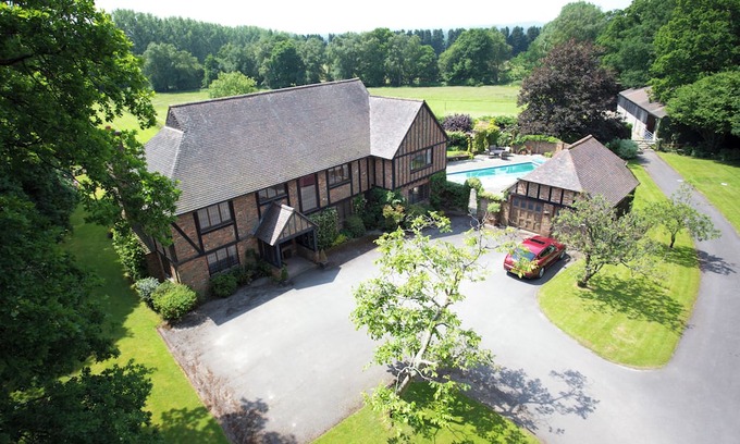Liphook Casa | Countryside Manor House with Pool and Rural Views