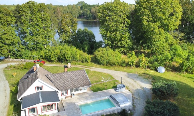 Vissefjaerda Casa | Villa Waldsee - Holiday home by the lake in Småland with pool, hot tub & sauna