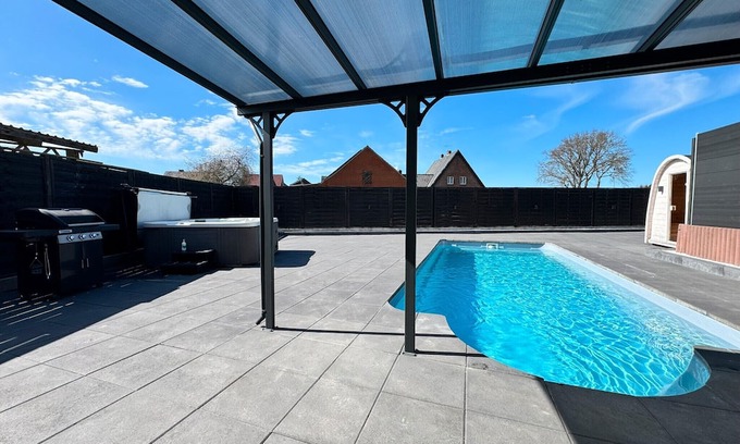 Neuborger Casa | Holiday Home 'Fewo Neubörger Wellness' with Private Pool, Wi-Fi and Air Conditioning