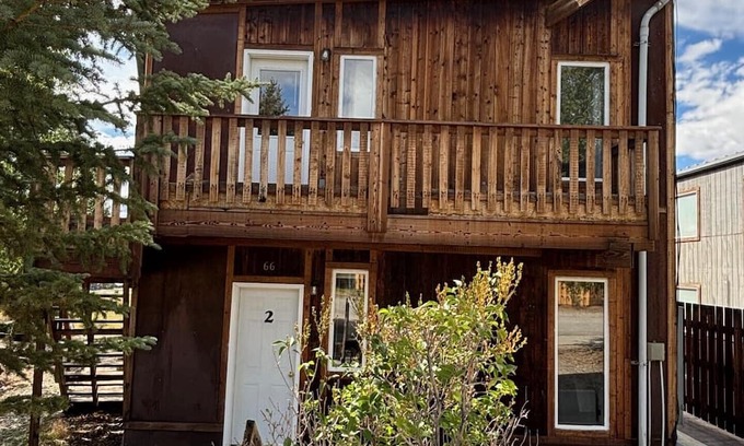 Pinedale Apartamento | Large windows bring the outside in.