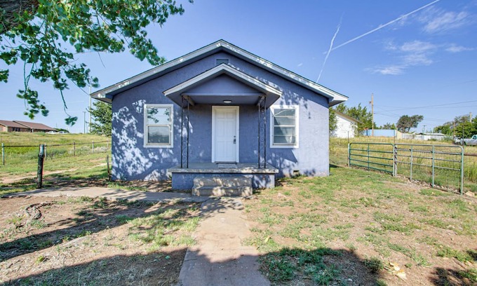 Borger Casa | 2 Mi to Phillips 66 Refinery: Home w/Yard