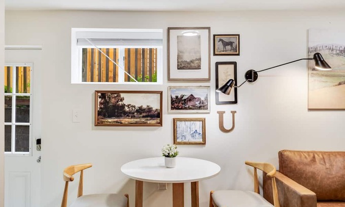 University District Cabaña | Cozy and Chic 2BD/2BA Basement Suite with AC in U District 15 min Walk to Campus