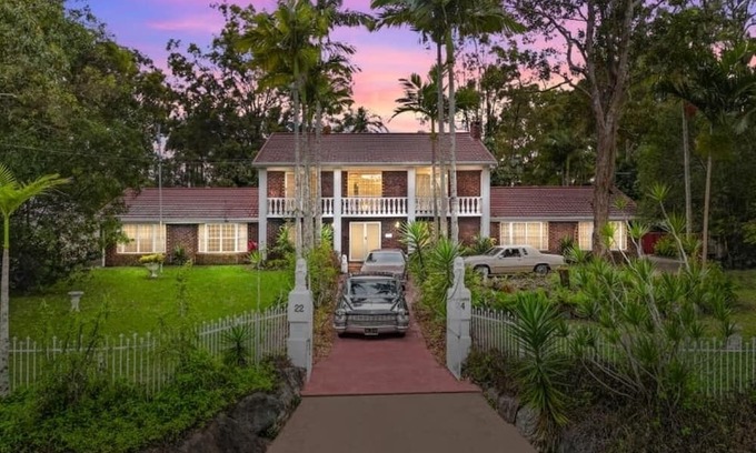 Eagleby Apartamento | Gracelands Huge one bedroom apartment(left wing). One large Queen bedroom,